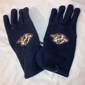 New with tag Nashville Predators Hockey NHL Adult Winter fleece Gloves navy blue